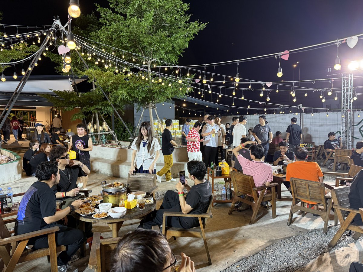 bass_nothing's tweet image. เมมเบอร์เดินคุยตามโต๊ะในขณะที่แฟนคลับกินข้าวกะนอยู่ 55555555 เป็นโมเม้นที่น่ารักมากก
#BNK48_RabbitInBorderland
#BNK483rdGeneration
#BNK48