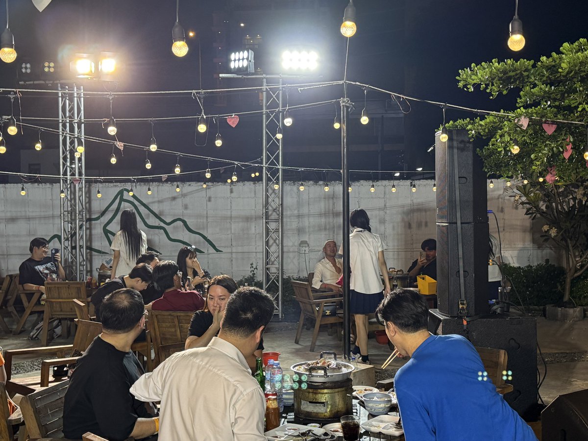 bass_nothing's tweet image. เมมเบอร์เดินคุยตามโต๊ะในขณะที่แฟนคลับกินข้าวกะนอยู่ 55555555 เป็นโมเม้นที่น่ารักมากก
#BNK48_RabbitInBorderland
#BNK483rdGeneration
#BNK48