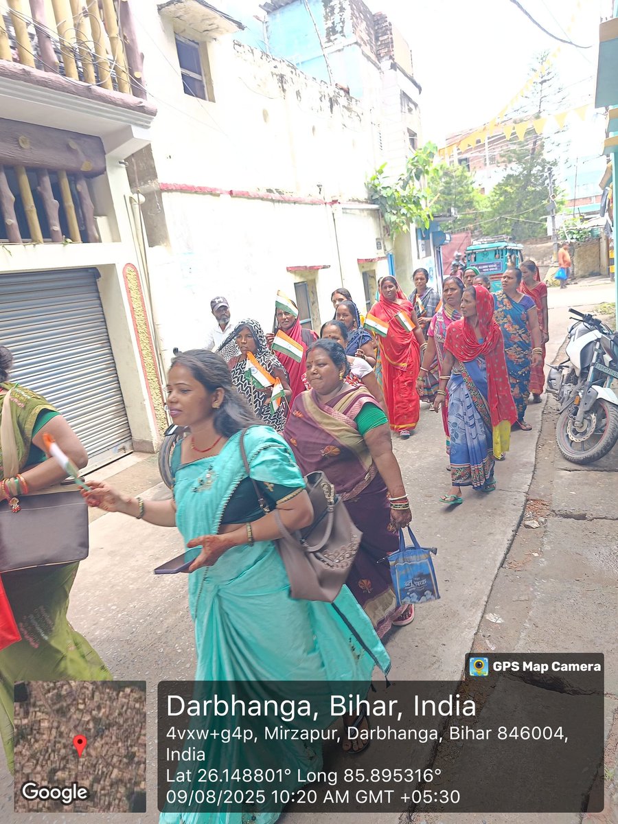 🚩 दरभंगा नगर निगम की डोर-टू-डोर तिरंगा यात्रा शुरू! 🇮🇳 Eco-friendly तिरंगे, local सामग्री से बने, वोकल फॉर लोकल को बढ़ावा। #HarGharTiranga #HarGharSwachhata के साथ स्वच्छता और देशभक्ति का संदेश! 🌱