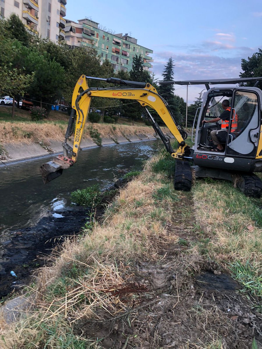 punetorettirane's tweet photo. 🚧Realizojmë çdo ditë punë me vlerë për qytetin!👌🛣️Jemi duke arritur në segmentin e fundit të lumit 📍“Lana”, teksa po punojmë prej javësh pa ndërprerje për 🚜🦺pastrimin e skarpatës fundore dhe anësore të saj, nga inertet dhe bimësia e egër.✅👏
#DPRRNP #punëtorëteqytetit https://t.co/28Zmz30m86
