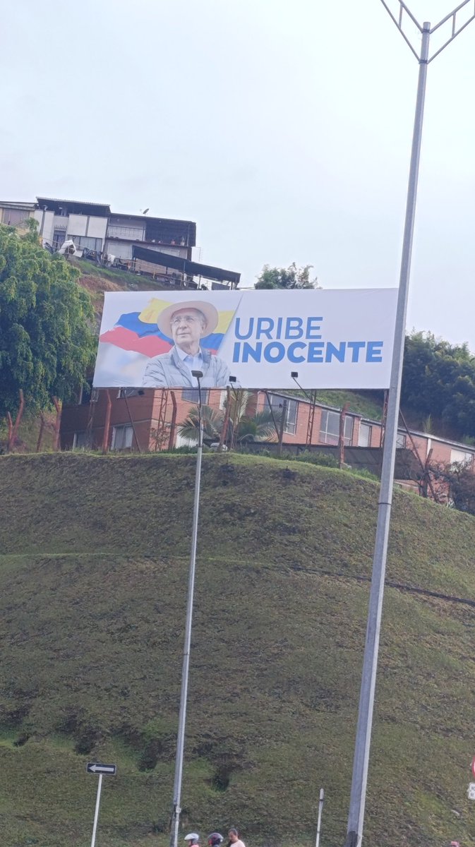 c_mt12's tweet photo. Esto no me representa ni como Manizaleño, ni como Colombiano, RESPETEN 🤮 
#UribeCulpable #UribeCriminal #uribealacarcel https://t.co/n0NRJAUn1W