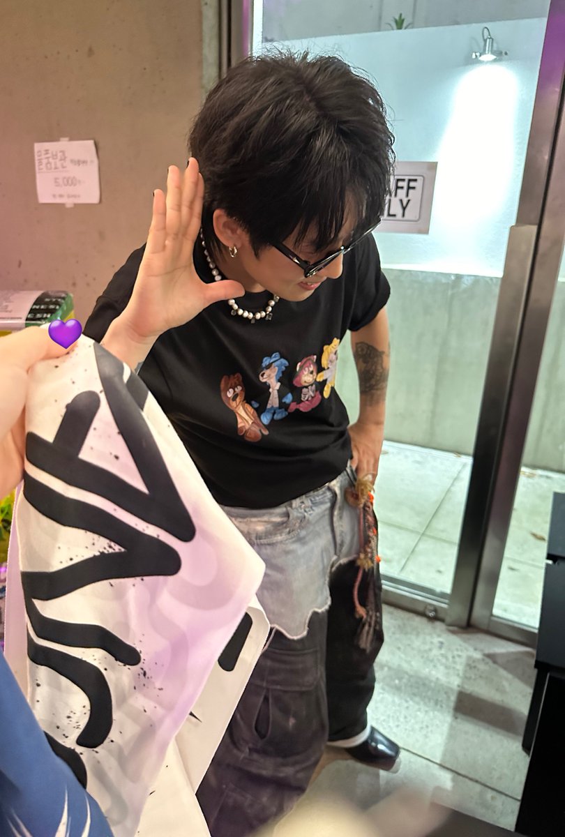 비더블루한테  슬로건 들어달라니까
들어(listen)주고 난리