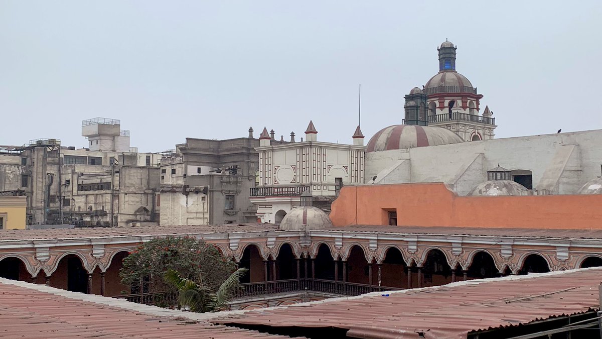 Las entrañas de una cuadra limeña, desde el hotel.