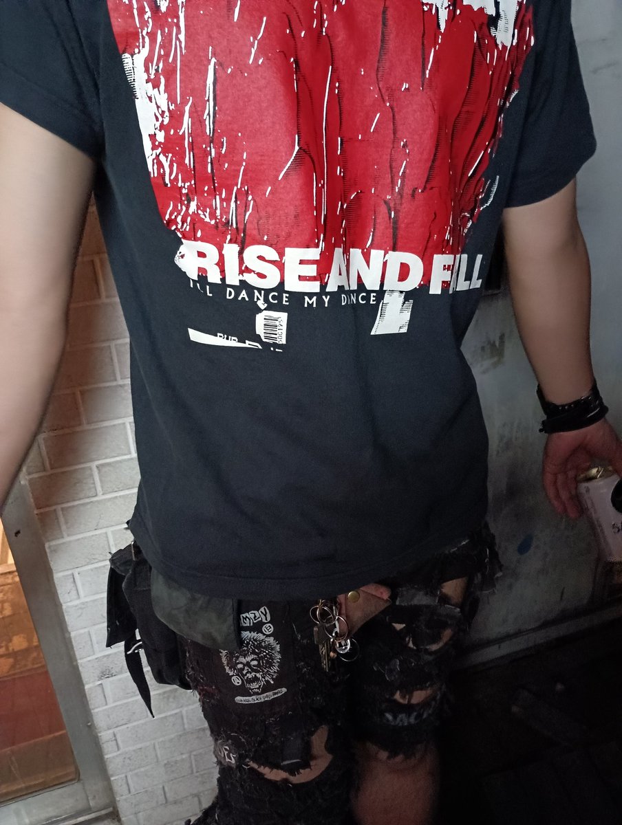 本日の高円寺ドムスタ、SOCIAL EXCLUSIONのりょうくんの状態の良すぎるRISE AND FALLのTeeがやばすぎましたね 両手に黒ラベル持ってんのとリリスクと夢際の話しまさかすると思ってなかったのも熱かったです