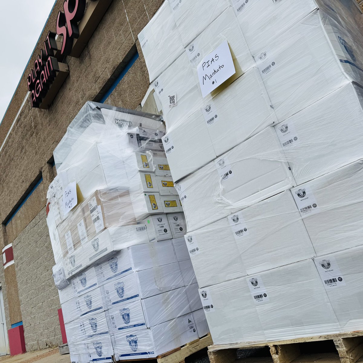 PIASKato's tweet image. Winter is coming…
#piaskato #playitagainsportsmankato #stickwiththebest #howieshockeytape