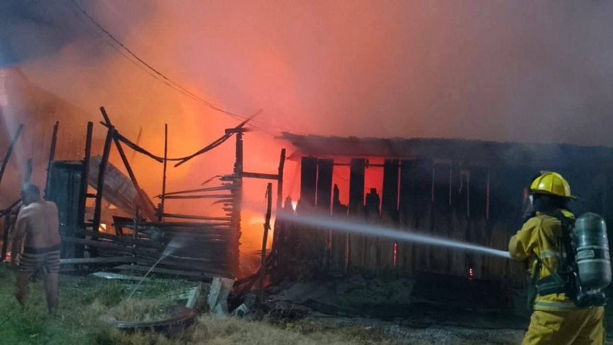 En la madrugada de este sábado, un incendio destruyó cuatro viviendas de madera en el asentamiento humano Yuma, en Barrancabermeja. La comunidad denuncia que fue provocado, pues habían recibido amenazas. Autoridades investigan. #VocesySonidos