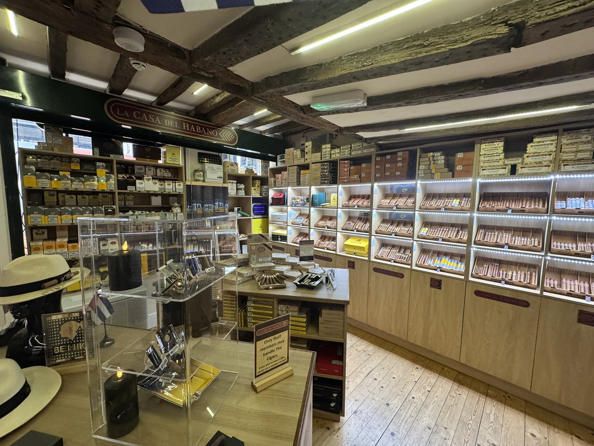 deanpullen's tweet image. An amazing experience @Cgarsltd Chester Turmeaus - thanks to host Roy who is a superb gentleman with plenty of knowledge on cigars and Chester!