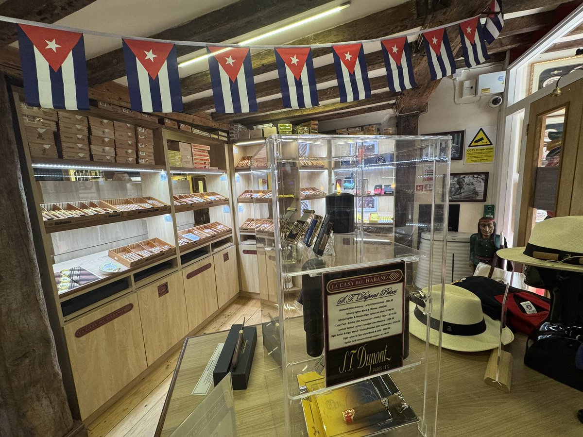 deanpullen's tweet image. An amazing experience @Cgarsltd Chester Turmeaus - thanks to host Roy who is a superb gentleman with plenty of knowledge on cigars and Chester!