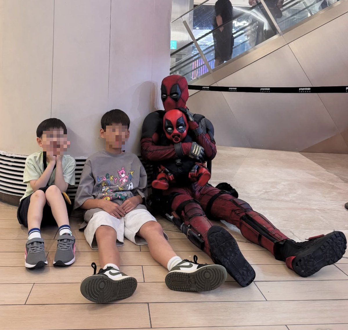iwang2999's tweet image. 오늘 잠실 롯데월드몰 마블스튜디오 팝업
스토어에 참여한 데드풀 코스어 입니다
아빠와 아들 컨셉으로 많은 관심을 받은 
하루 였습니다!! 너무 감사드려요😊
#mcs #mcs_잠실 #마블 #마블팝업 #마블컬렉션 #marvel #데드풀 #코스프레 #코스어 #cosplay #costume