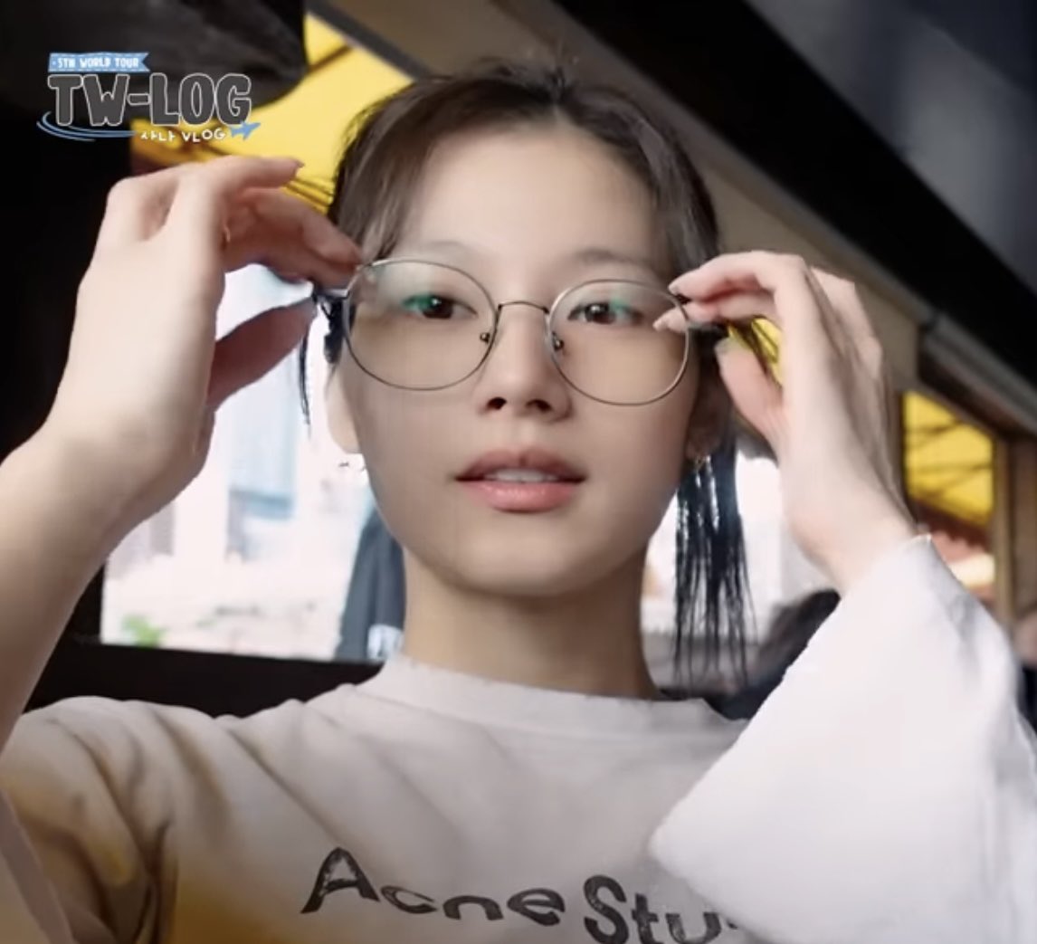 jenv_arts's tweet photo. Rewatching Sana’s TW-log and I forgot how gay I am for this look from her https://t.co/tOCh8U2RtV