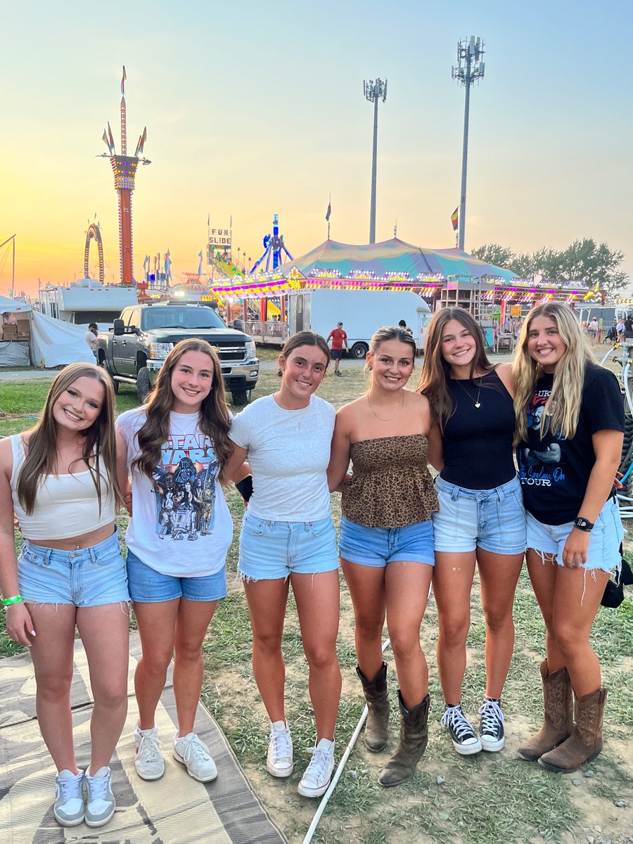 ButlerTornadoBB's tweet photo. A few of our recent graduates taking in the Butler farm show last night with pals

@Sydpatterson1 @Caseyclouse34 
@averymaier31 

Good luck as they are all heading off to college in a couple weeks. 
@GTathletics1 https://t.co/TcCU4Eobm8
