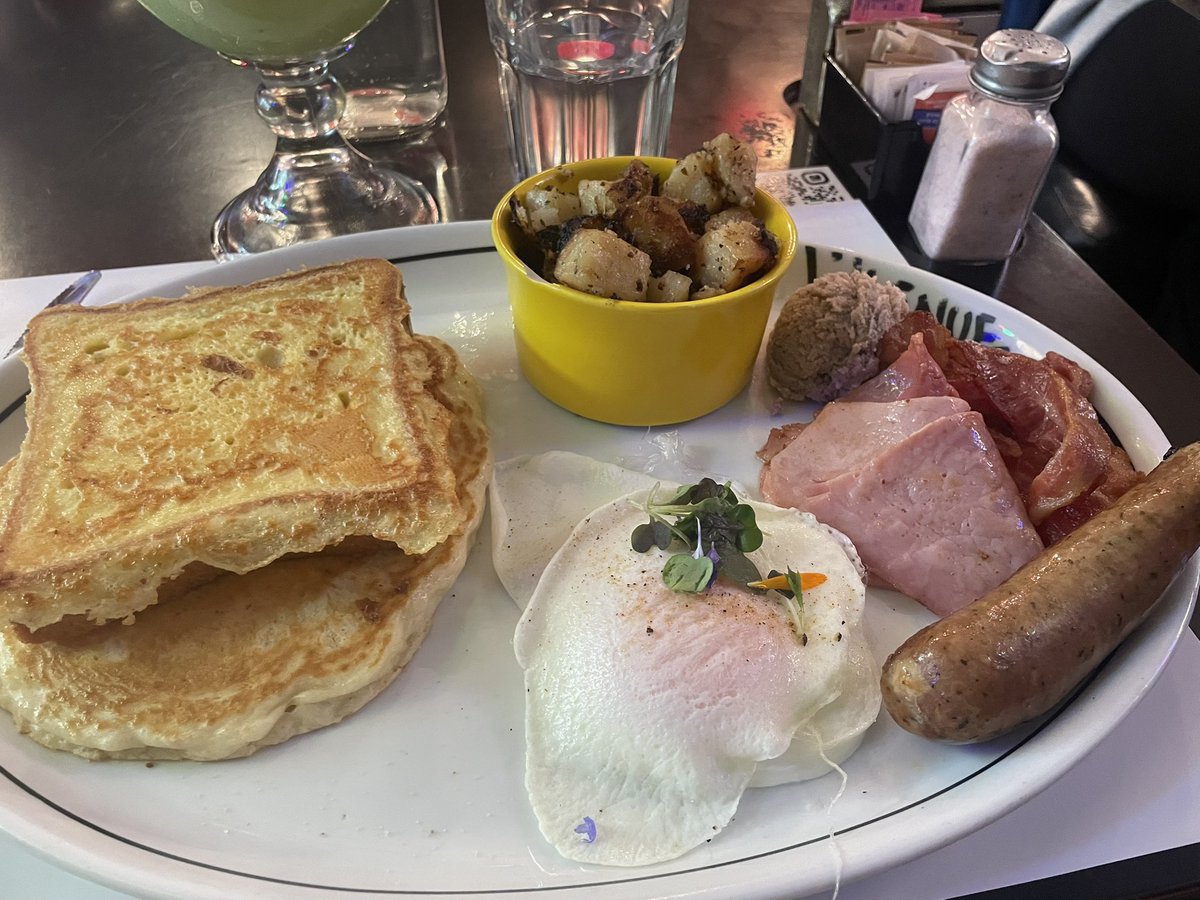 Desayuno sabatino en el centro de #Montréal:
Huevos con tocino, salchicha casera y jamón glaseado con miel de maple 🍁 y papas acompañado de un pan francés y un “hot cake”.

Bon Ben Moi je Prends Toute!
* L’ Avenue