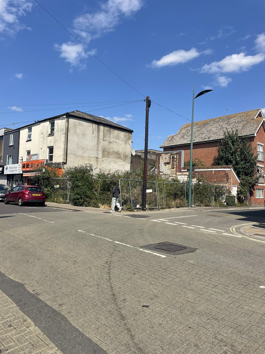 jonconrob's tweet image. Can’t wait for Southampton fans to come to Wrexham and call it a shit hole! What a dump, gives Birmingham a run for its money!