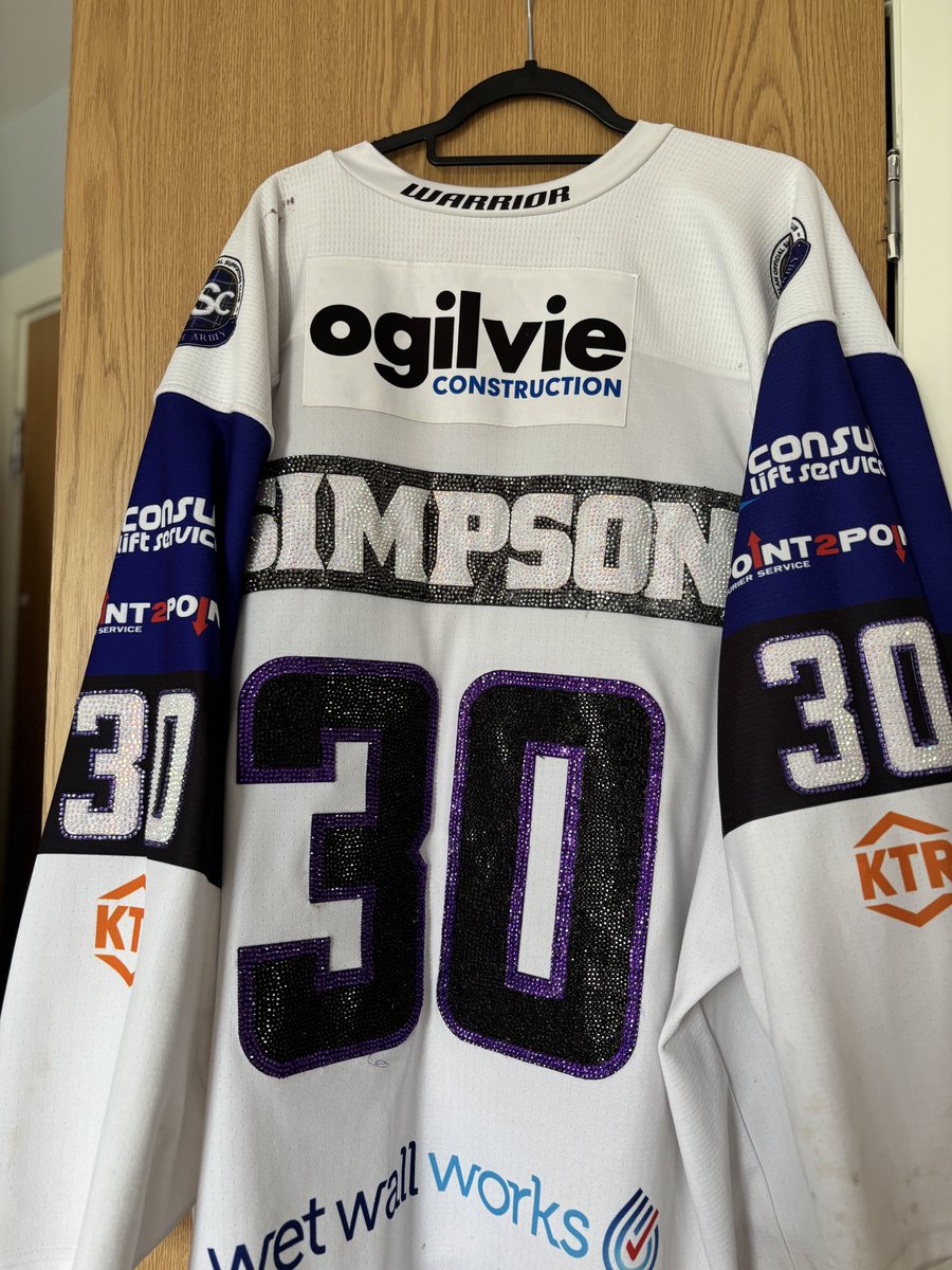 MckenzieKerryn's tweet photo. Finally doneeeee
3 months of thousands of gems all individually hand glued into place now just waiting on them drying to try on 😁😁
#glasgowclan #purplearmy #EHIL
@ClanIHC https://t.co/Xf8YvfqOip