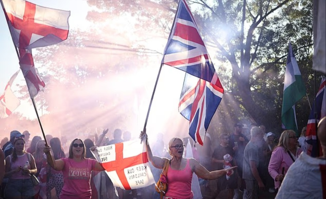 StishorMac's tweet image. Unfiltered truth from the streets: UK protesters, including these amazing women, exposing the dangers of illegal migrants in hotels—arrested for assaults, sexual crimes, and rapes on kids. Their bravery inspires! 
#DefendBritain #NoMoreLies #ProtectTheInnocent