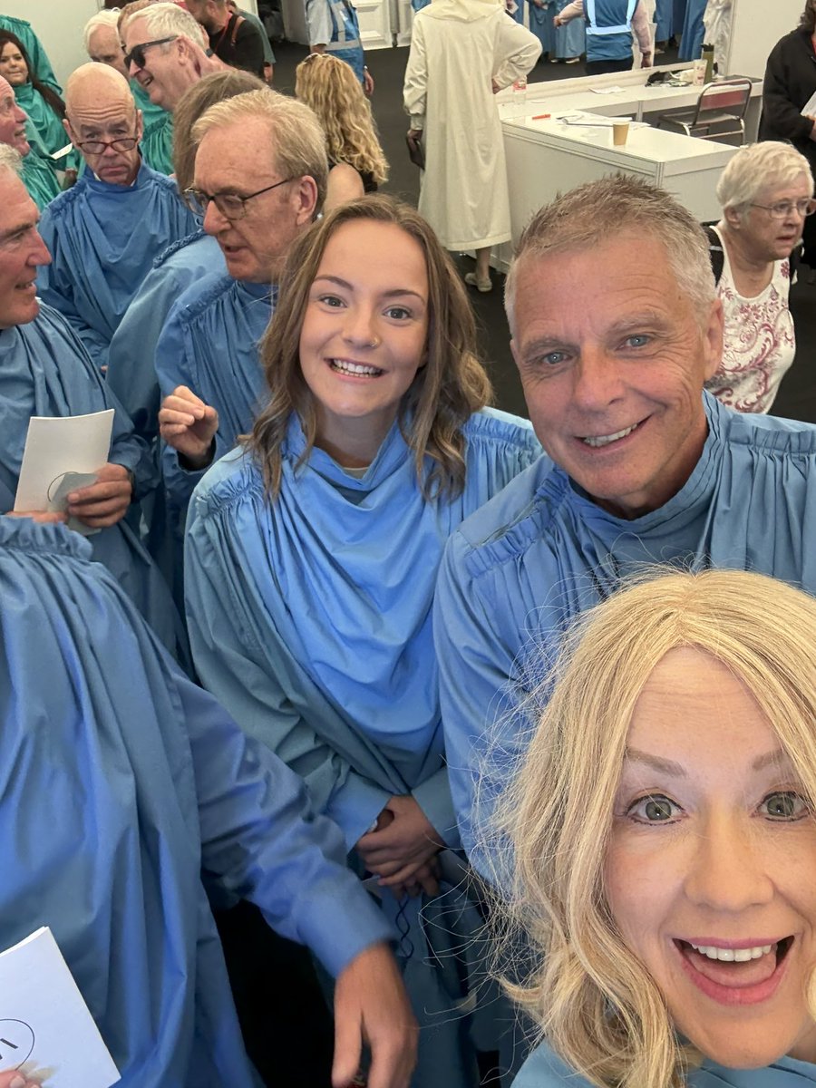 Mae'r wythnos ddiwethaf wedi bod yn anhygoel: ffrindiau, teulu, cymuned. Hoffwn ddiolch i'r Eisteddfod Genedlaethol <a href="/Eisteddfod_eng/">eisteddfod_eng</a>  am wythnos bythgofiadwy. Mae’r iaith a diwylliant y genedl hon yn unigryw, ac mae'n anrhydedd bod o Gymru #Cymru #Cymraeg #eisteddfod2025