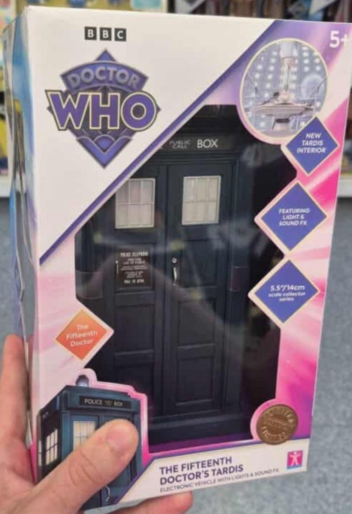 DocWhoFigures's tweet image. 🚨 NEW FIGURE ALERT 🚨 
Despite not being officially announced, new sets have been spotted in B&amp;amp;M, with the Fifteenth Doctor’s TARDIS and two Daleks from Eve of the Daleks! Will you be picking these up?