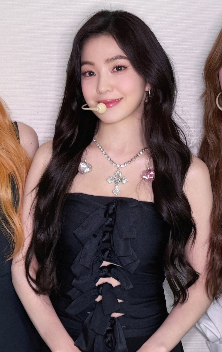 That's why Japanese fans either calling her Irene sama or Irene empress, her aura is no joke