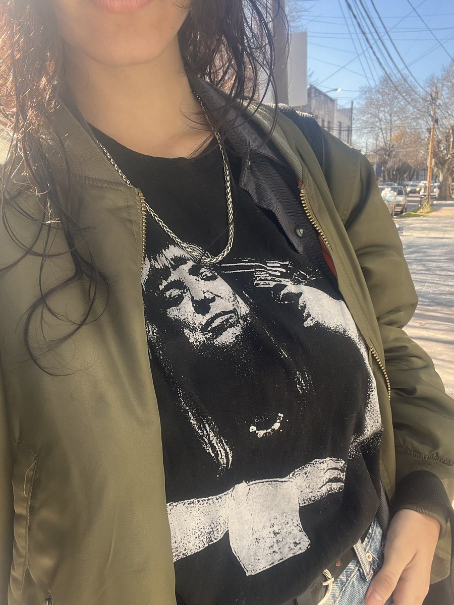 yendo a ver a mi abuela al hospital con la remera de maria moreno pegándose un tiro