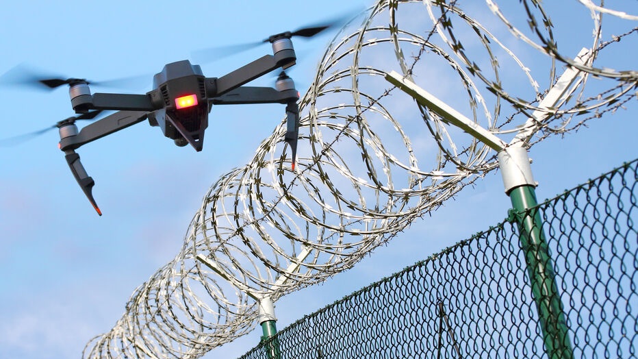 info_Paris_IDF's tweet image. 🔴 FLASH - #Fresnes : Trois hommes ont été interpellés.

👉 Ils pilotaient un drone près de la prison vendredi. Dans leur logement Airbnb, les policiers ont saisi drogue et matériel destinés aux détenus. (Le Parisien) #ValdeMarne