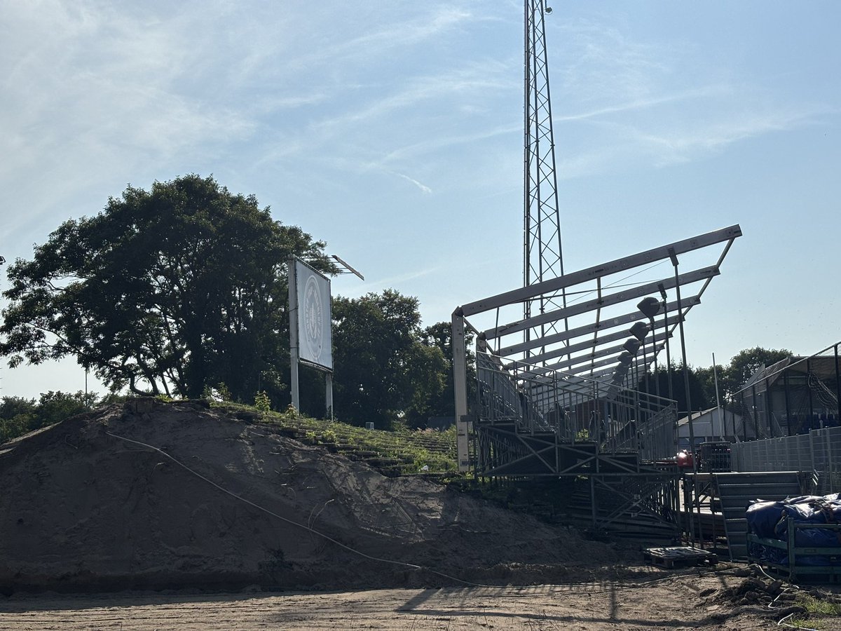 Het gras in het BUKO Stadion van Telstar ligt er goed bij. Nieuwe en aangepaste tribunes zijn volop in aanbouw. 1100 extra plekken en een veilig uitvak voor 400 bezoekers. Vrijdag de eerste thuiswedstrijd tegen PEC Zwolle. Eerst morgen Ajax-uit. #Telstar