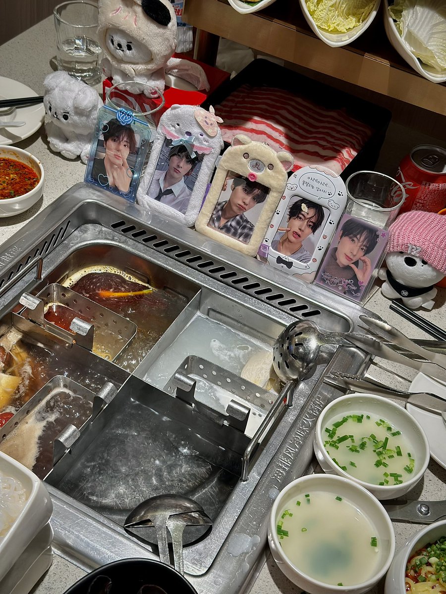 에릭아 제발 . . 
우리 삼천원 있어 . 아마도 .