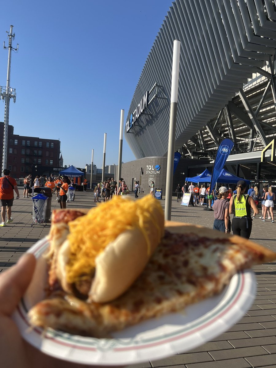 JonDStauffer's tweet photo. Hey my @fccincinnati peeps, did I do m this right? #FCC3 #Skyrosa #AllforCincy 🧡💙 https://t.co/QkwODVYOJE