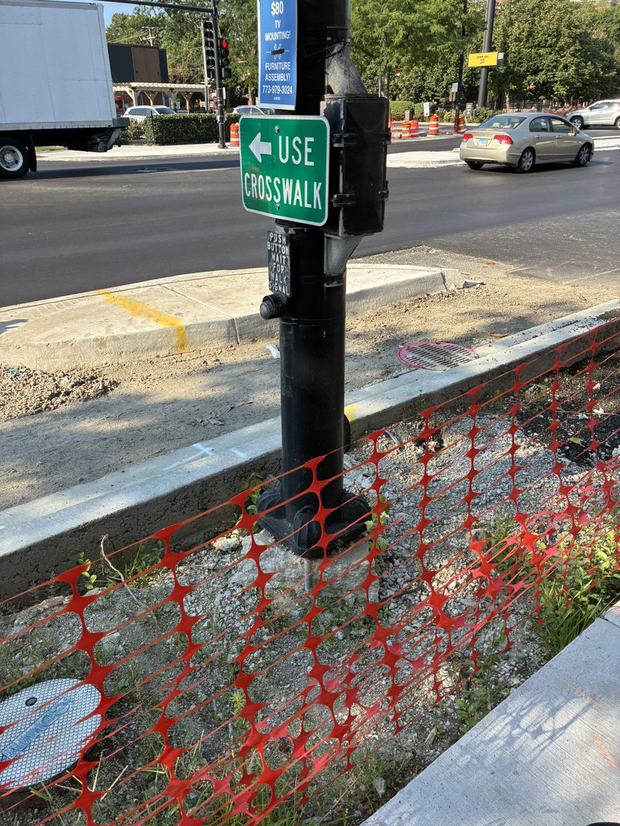 Current #MajorTaylorTrail conditions at 95th/Charles St crossing- still under construction. It's a reach to get to the beg button on N side of 95th. #bikechi <a href="/ChicagoDOT/">CDOT</a>