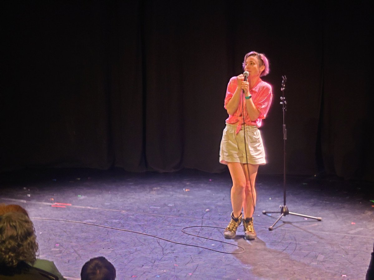 ComedyClub4Kids's tweet image. Kids in our @AssemblyFest audience are telling @bechillcomedian what super powers they'd want.
Invisibility!
Flight!
Potato touch! Where everything you touch turns into a potato! But only vegetables or trees, not people, no desire to potato-ise their family!
