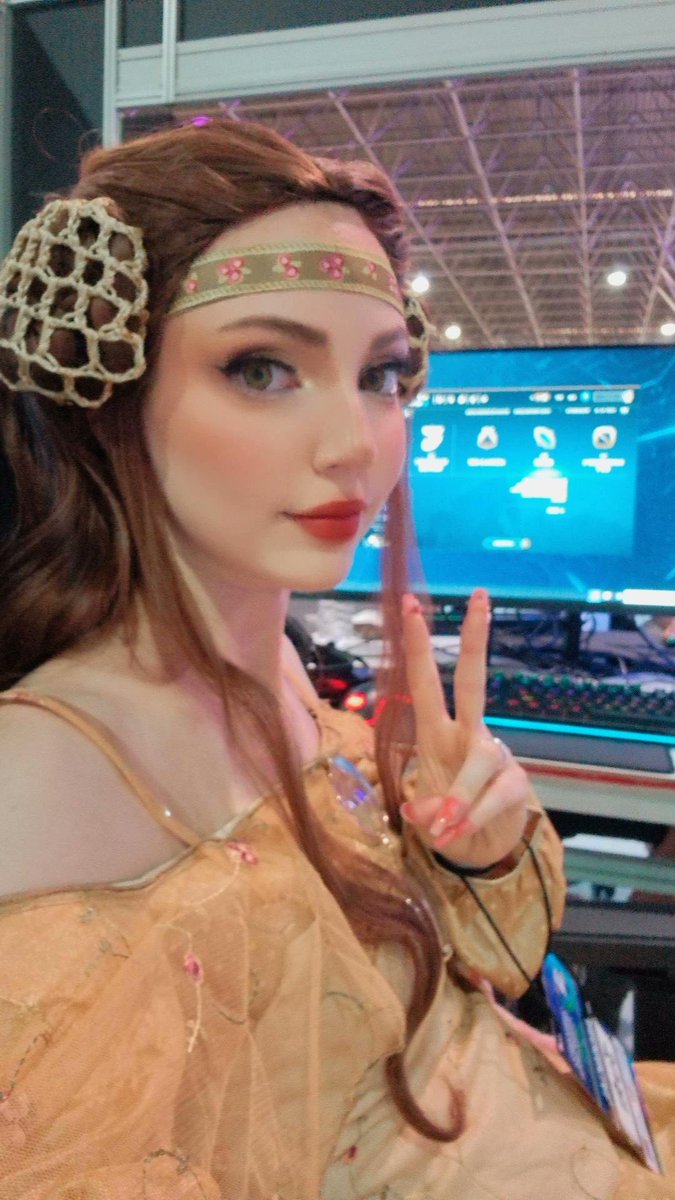 Mulheres que vão pro evento e ficam jogando lol
