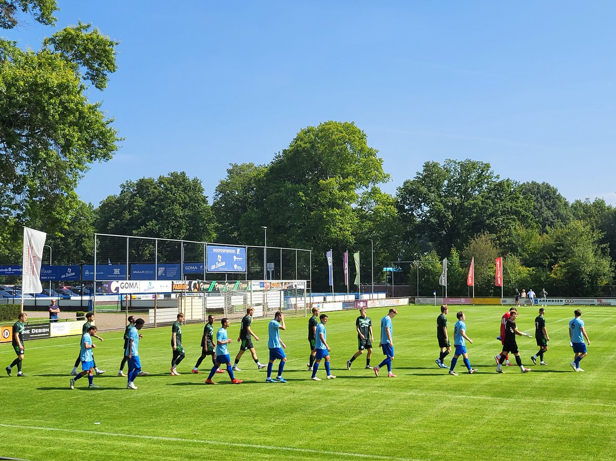 nielsvenus's tweet image. De reservespelers van De Graafschap, aangevuld met spelers van de O21, gingen vanmiddag onderuit tegen Team VVCS (1-3) ⚽️

Bij de gasten speelden onder meer Javier Vet en Reda Kharchouch mee.

Sportpark &apos;t Elderink, Hengelo 📍

#DeGraafschap #TeamVVCS #Hengelo #groundhopping