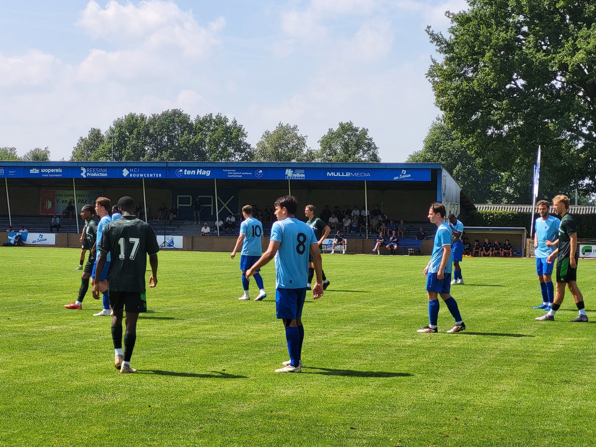 nielsvenus's tweet image. De reservespelers van De Graafschap, aangevuld met spelers van de O21, gingen vanmiddag onderuit tegen Team VVCS (1-3) ⚽️

Bij de gasten speelden onder meer Javier Vet en Reda Kharchouch mee.

Sportpark &apos;t Elderink, Hengelo 📍

#DeGraafschap #TeamVVCS #Hengelo #groundhopping
