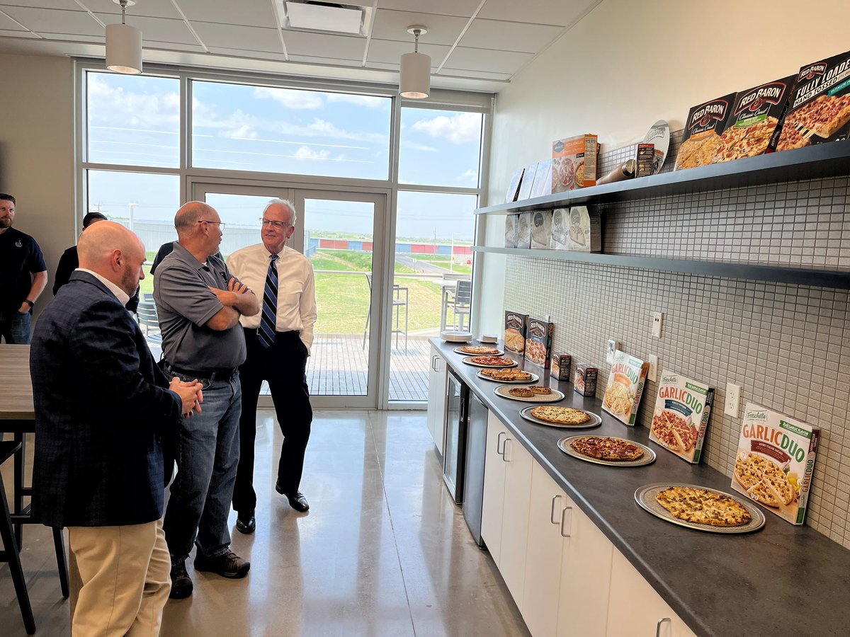 JerryMoran's tweet image. It was great touring CJ Schwan’s new distribution center in Salina. This new addition expands Schwan’s footprint by adding nearly 140,000 square feet of space for storage and distribution all over the country and creates 225 jobs. Thank you, Schwan’s, for your continued…