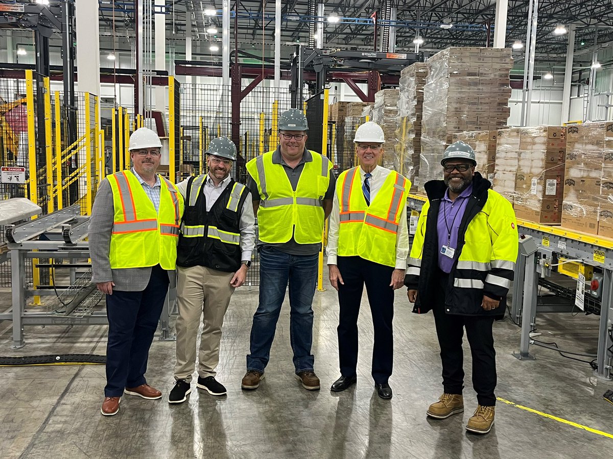 JerryMoran's tweet image. It was great touring CJ Schwan’s new distribution center in Salina. This new addition expands Schwan’s footprint by adding nearly 140,000 square feet of space for storage and distribution all over the country and creates 225 jobs. Thank you, Schwan’s, for your continued…