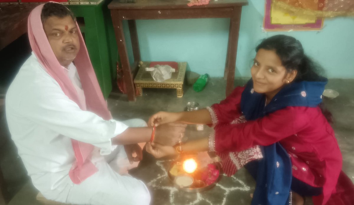 रक्षासूत्र की नन्ही डोर कलाई ही नहीं,आत्मा को भी जोड़ती है !
स्नेह और विश्वास के पावन पर्व की सभी को पुनः बधाई बनती है !!
||हार्दिक शुभकामनाएं||