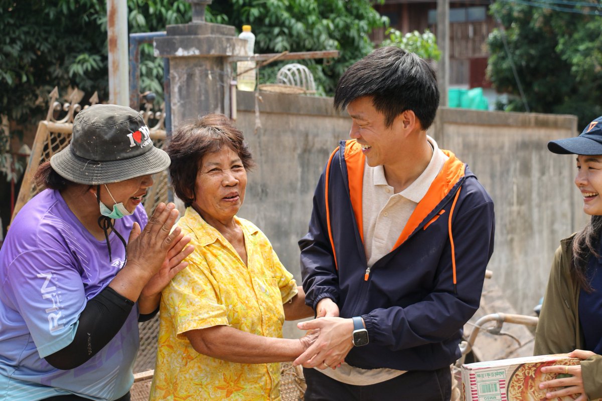 น่านวันนี้พี่น้องประชาชนจำนวนไม่น้อยยังรอการช่วยเหลือและฟื้นฟูเยียวยาจากอุทกภัยที่พึ่งผ่านมา ถือเป็นอุทกภัยที่ใหญ่สำหรับชาวน่านและส่งผลกระทบต่อบ้านเรือนและพื้นที่ทางการเกษตรของพี่น้องประชาชนเป็นจำนวนมาก
.
ในส่วนบ้านเรือนประชาชน โดยเฉพาะในเขตเทศบาลเมืองน่านพบว่า