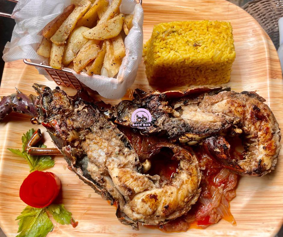 La langouste au beurre persillé de notre cheffe Laulau c’est quelque chose 🤤🤤🤤

#lobster #grilledlobster #yaounde #nkolndongo