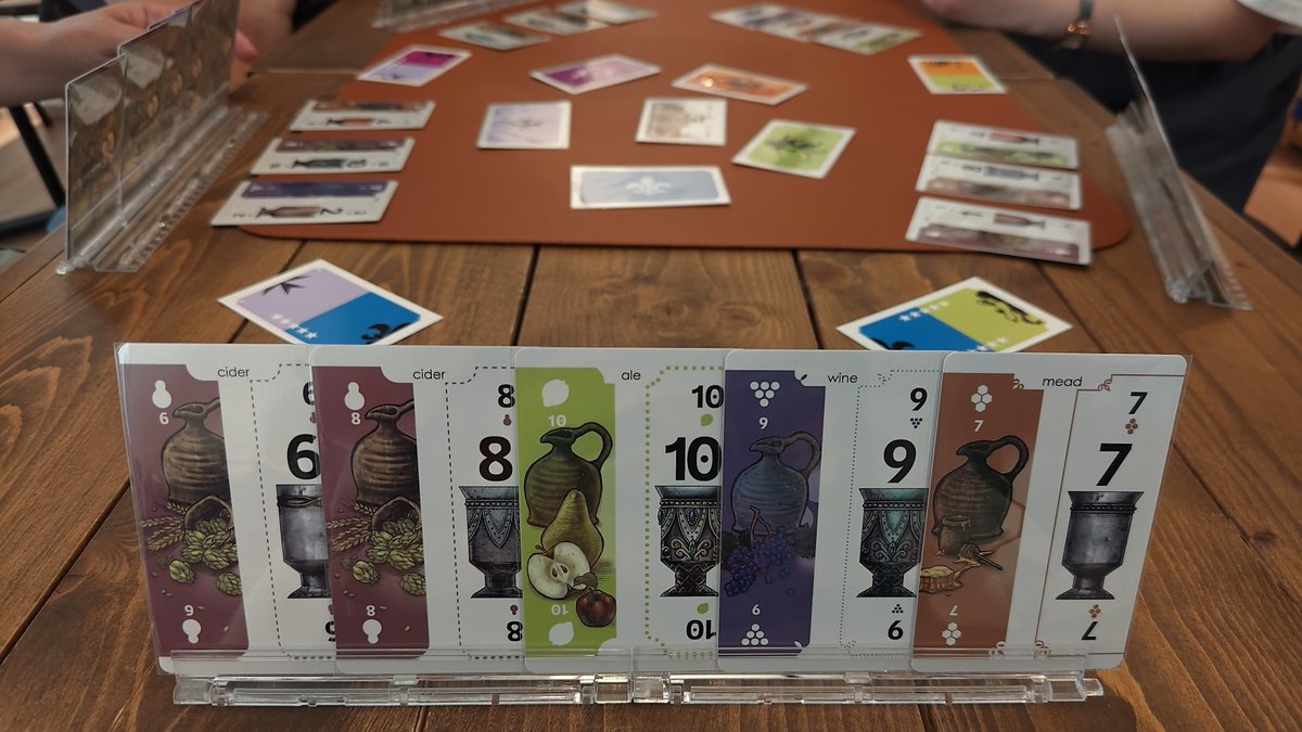 今日のおボドゲ6：『チェーナ』。隣人と協力する変則トリテ。自分の出すカードには、左隣のスートと右隣のランクが書いてあり、自分の左右に他プレイヤーのカードが置かれることで、スートとランクが確定する。独特なプレイ感ながら見通しが良く、ちょっとわかるトリテだった。
#ボードゲーム