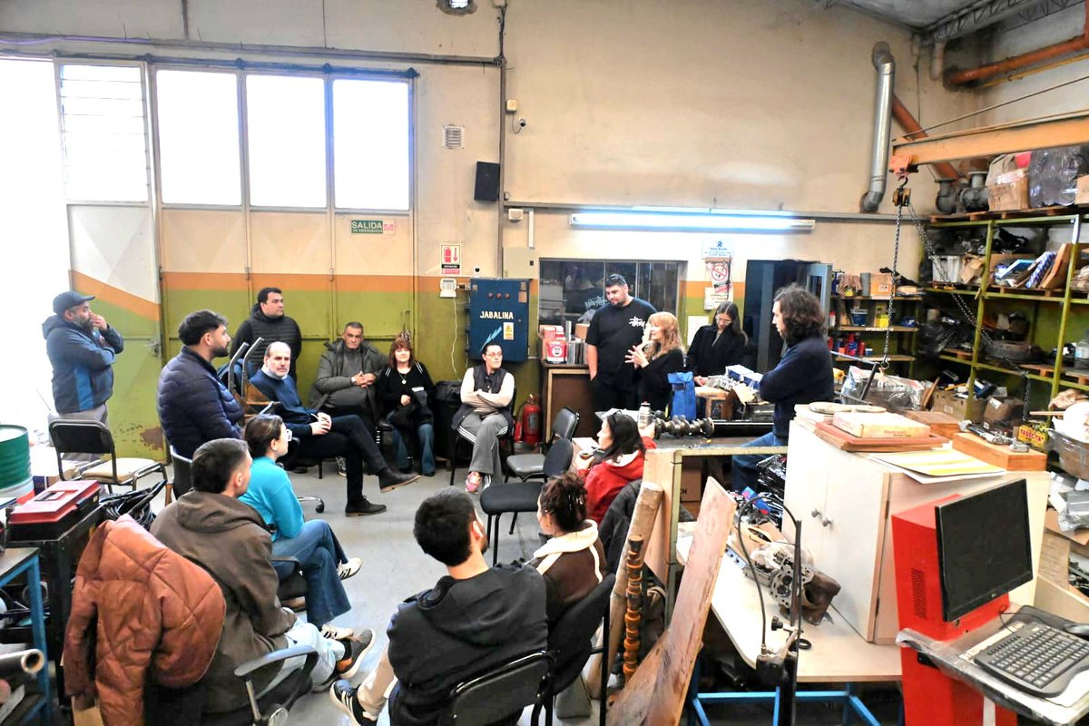 Junto a @lafittejazmin, nos encontramos con vecinos de la Sociedad de Fomento Luis Piedra Buena para repasar los avances del barrio y lo que queda pendiente.

En este gobierno las prioridades las marcaron, las marcan y las seguirán marcando los vecinos y sus instituciones.