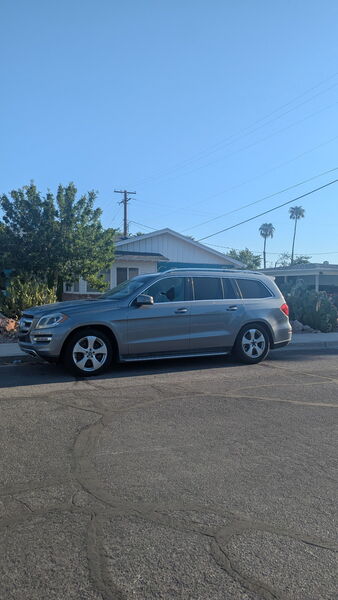 Stephenrblv's tweet image. Abandoned Vehicles in Public Right-of-Way. What kind of dope allows this sort of thing to sit infront of their home for months? When the law is you must move said vehicle within 72 hours or face a ticket or impound. seeclickfix.com/issues/1970828… #seeclickfix