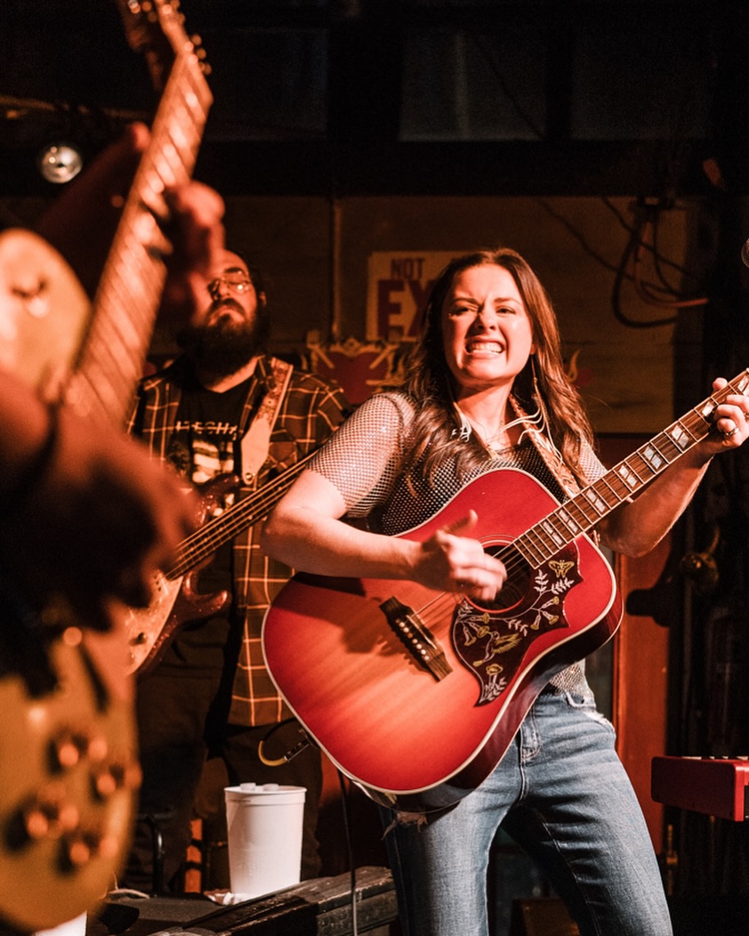 🎶 Tonight at 8:30, Arkansas’ own Mallory Everett takes the stage—her raspy voice and soulful storytelling bring the rural Delta to life 🌾✨

Don’t miss this one-of-a-kind country experience!

#arkansascountry #malloryeverett #kingslivemusic #feelgood
facebook.com/malloryeverett…