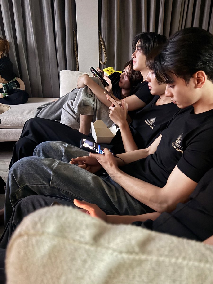 phuwanet_r tweet media