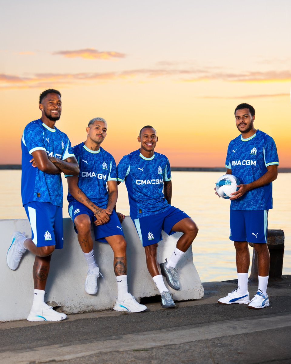 ⚪ ¡Orgullo internacional! 🔵

🇵🇦 Amir Murillo, 🇦🇷 Facundo Medina, 🇧🇷 Igor Paixão y 🇬🇧 CJ Egan-Riley.

Juntos, presentan nuestra tercera equipación para esta temporada