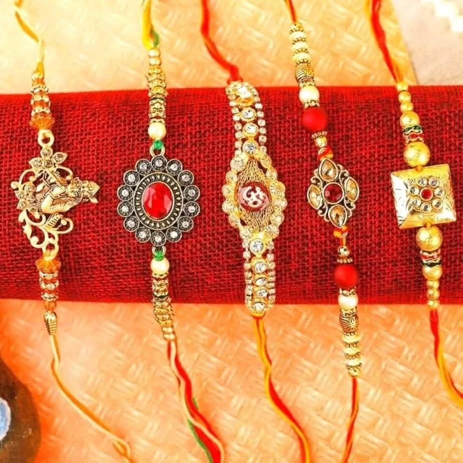 Hoy los hindúes celebramos la festividad  Raksha Bandhan que significa literalmente "el lazo o nudo de protección". La ​​palabra Raksha significa "protección", mientras Bandhan significa "atar". Es una de las ocasiones para reafirmar los lazos familiares .
#RakshaBandhan2025