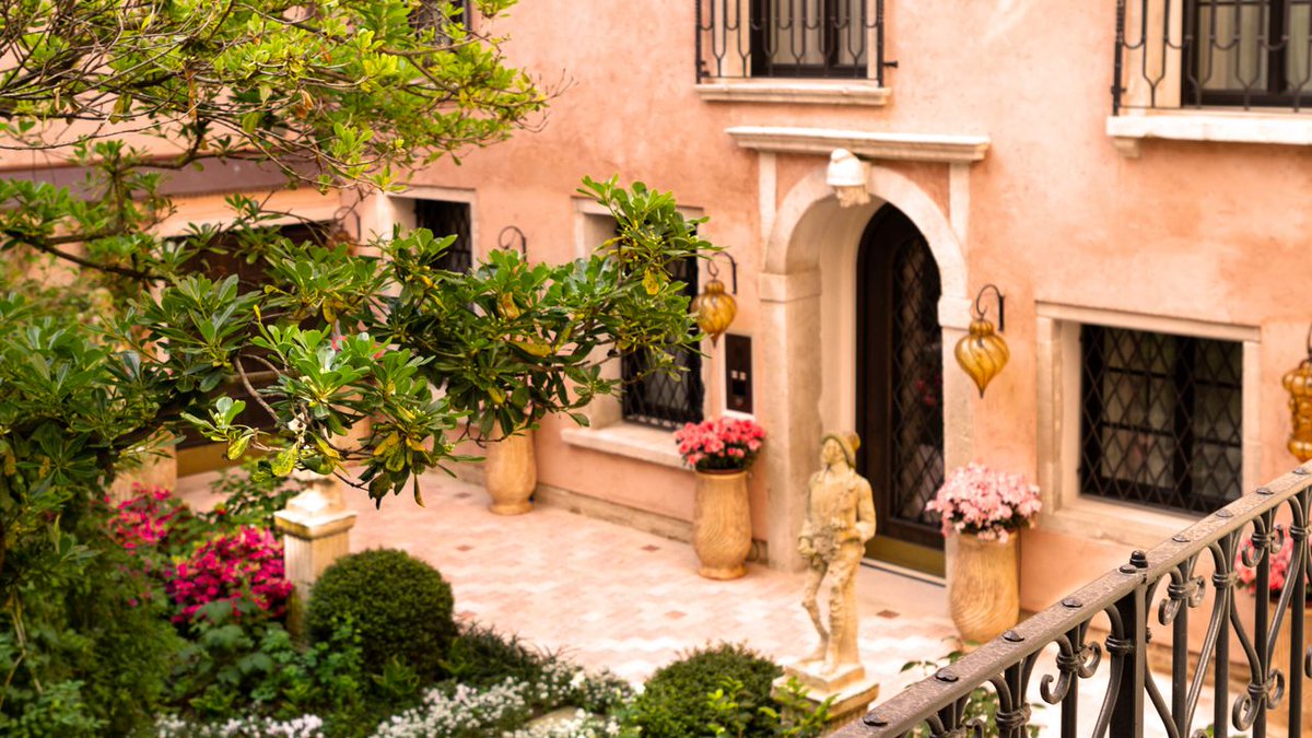 italysingapore's tweet image. My favourite Airbnb: a restored 15th-century palazzo in Venice with a private garden dlvr.it/TMP9Cw #PlacestoStay
