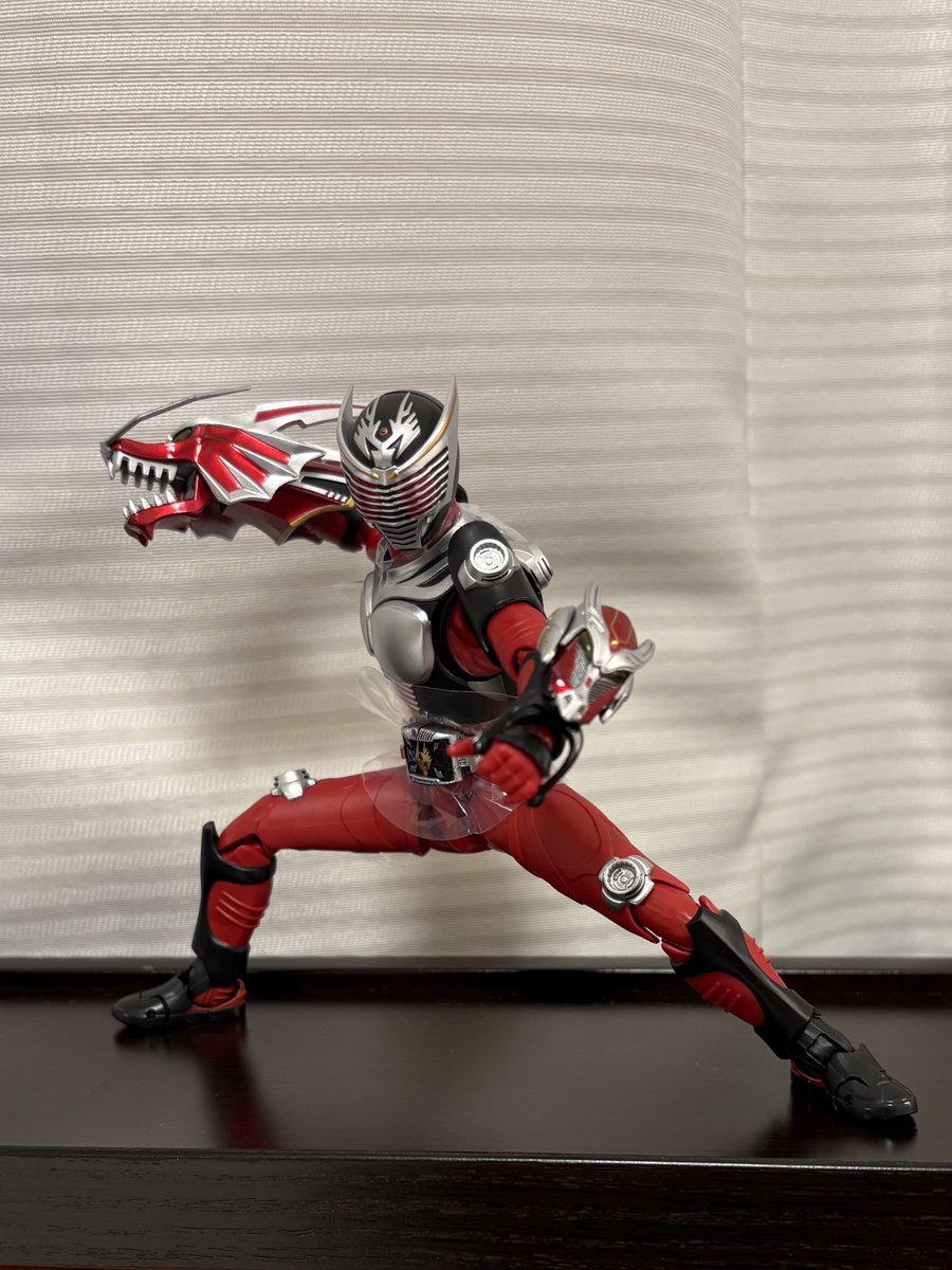 出先で真骨彫龍騎いじってるけどやっぱり下半身の可動域がすごい