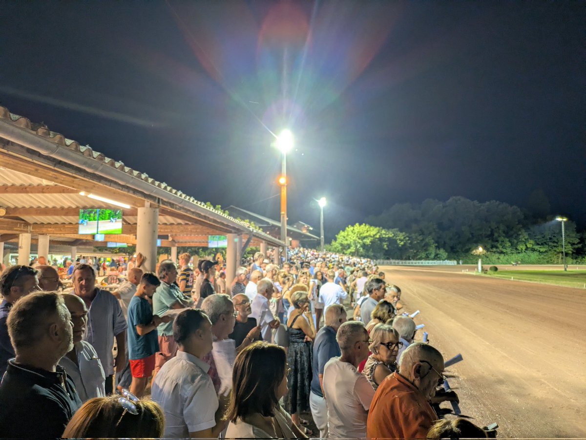 La foule s'est déplacée en masse ce soir pour le Grand Prix de Villereal !

Quelle belle ambiance ces estivales 😍.

L'hippodrome affiche complet 👌.