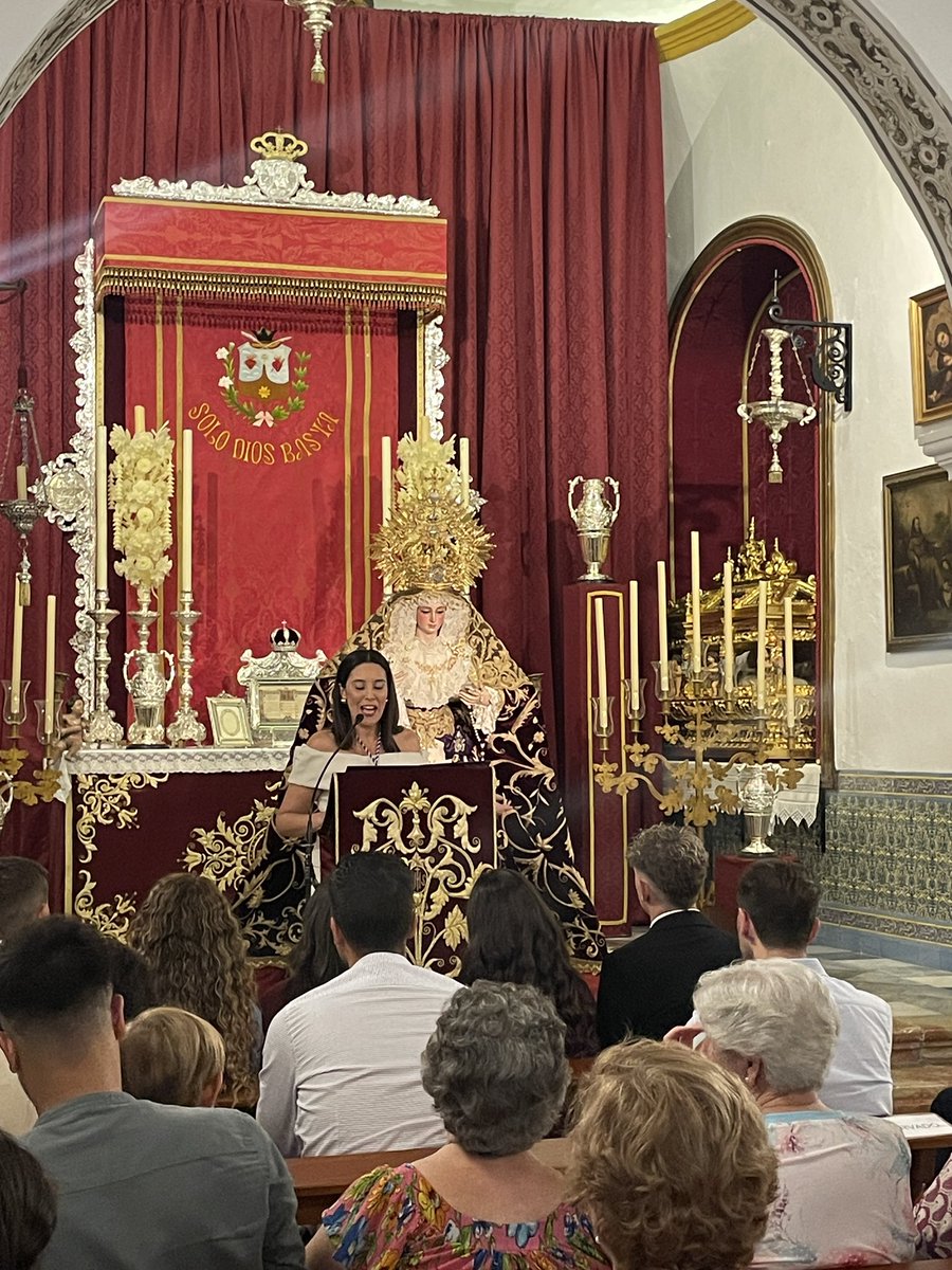 Nuestra hermana Juana Valderas, acompañada por el Coro de la Soledad, pronuncia su Pregón de la Juventud ante la imagen de nuestra Titular en el suelo del presbiterio. Noche de disfrute zurrasqueño.