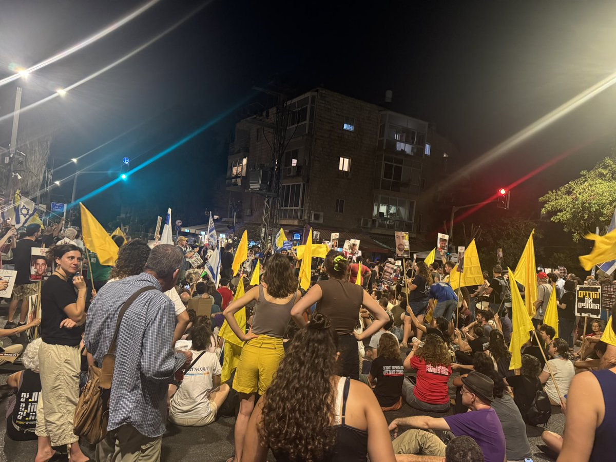 לאן הממשלה הזאת הולכת ? לאן ?
אף אחד כבר לא מבין. 
בירושלים בעצרות תמיכה במשפחות החטופים.