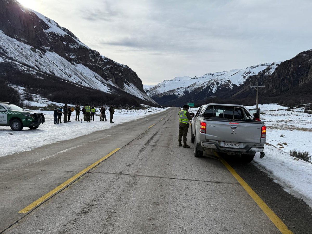 Carab_Aysen's tweet photo. Carabineros de la Subcom. #Balmaceda (F) en conjunto con personal de Conaf y de la Fundación Rewilding Chile, realizan concientización a conductores en #Ruta7 Sur, km 680 sobre respetar velocidad máxima de 60 km/h y prevenir atropello de huemules en Parque Nacional Cerro Castillo https://t.co/sq0gTFNVA5